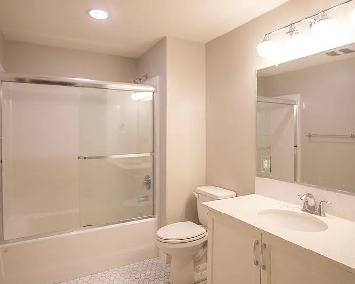7100 N Greenwich Ave — Photo 9