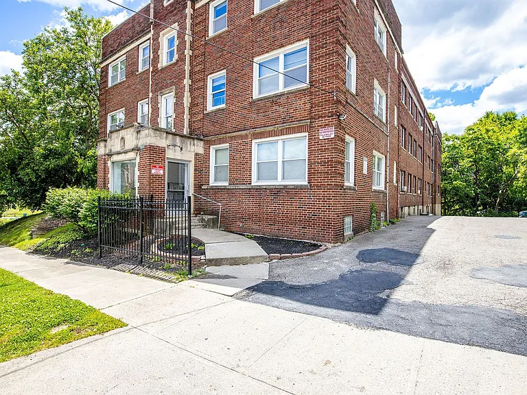 Historical Apartments l Oak St — Photo 12