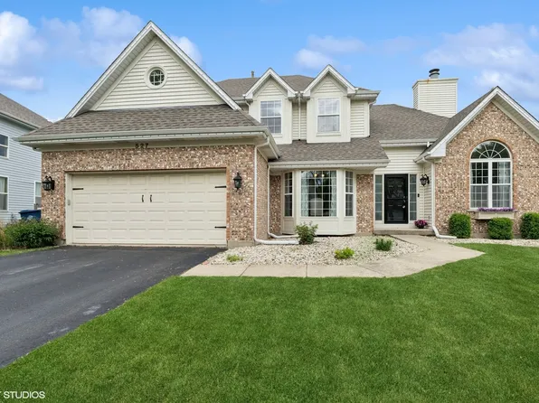 527 Capital Ln, Gurnee, IL 60031
