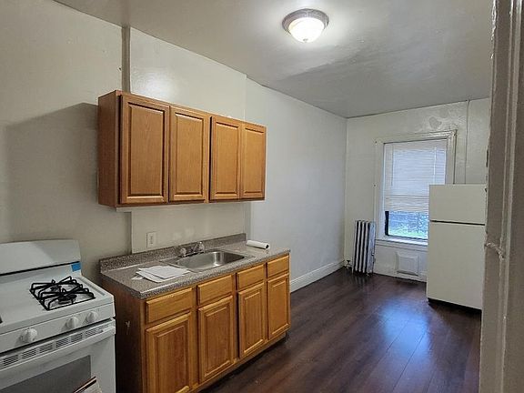 2nd image of 119 E 4th St APT 1I