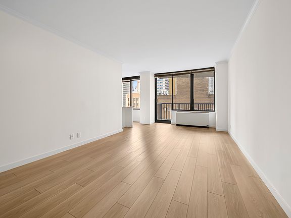 4th image of 150 E 57th St APT 15A