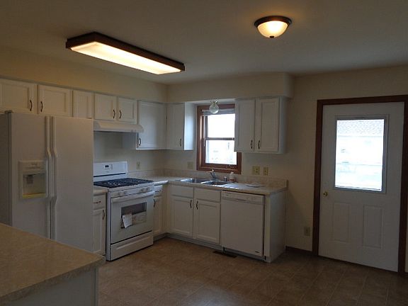 3rd image of 2433 Glen Cir W