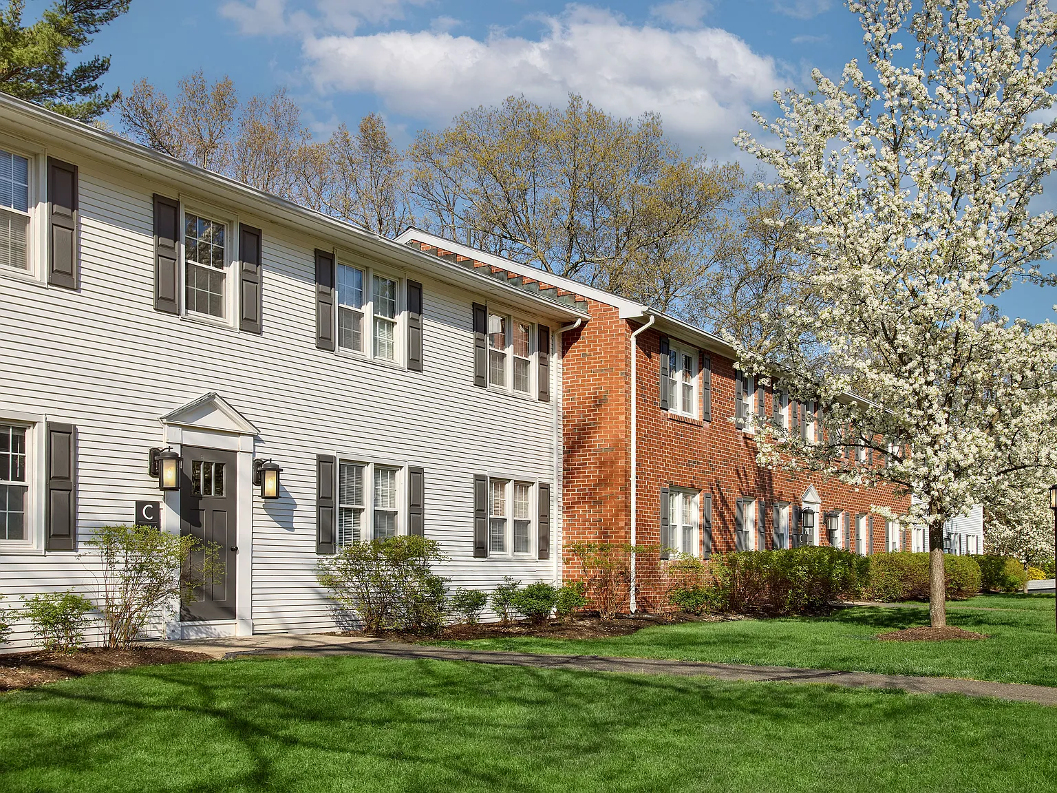 Avon Colonial Manor — Photo 3