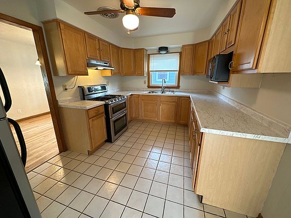 3rd image of 3725 Sussex Ln