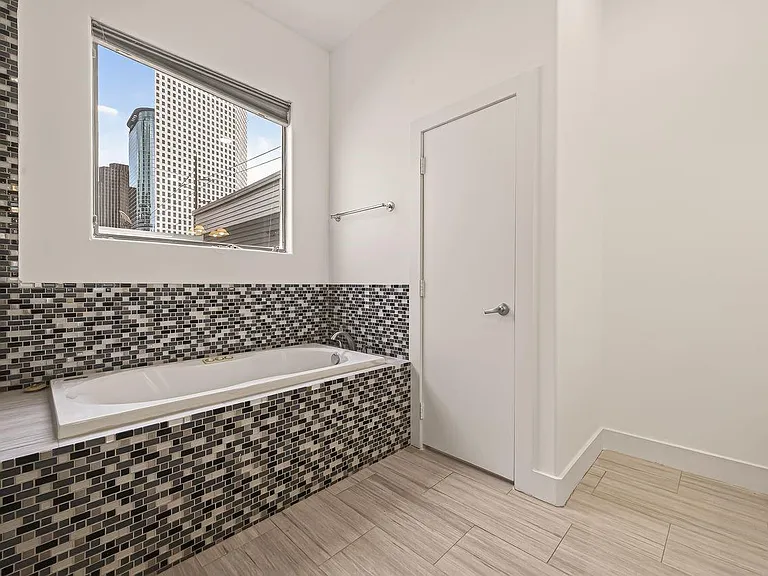 724 Ruthven St — Photo 35
