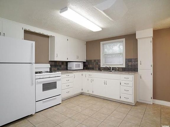 Full kitchen with gas stove