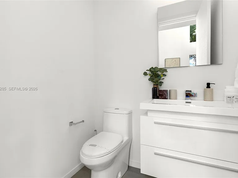 2217 NE 17th Ter — Photo 37