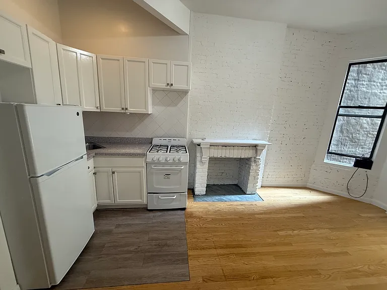 426 W 48th St #1RE — Photo 2
