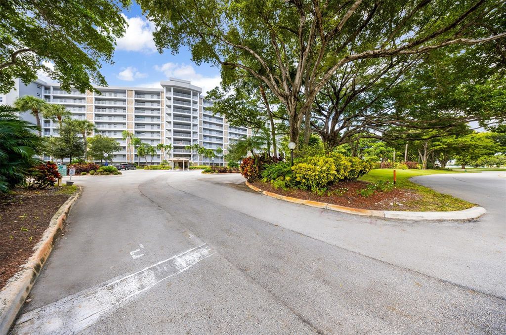 625 Oaks Dr APT 802, Pompano Beach