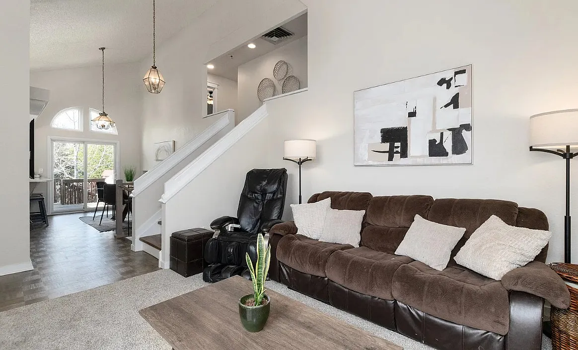 5 bed, 2950 sqft, $3,900 — Photo 2