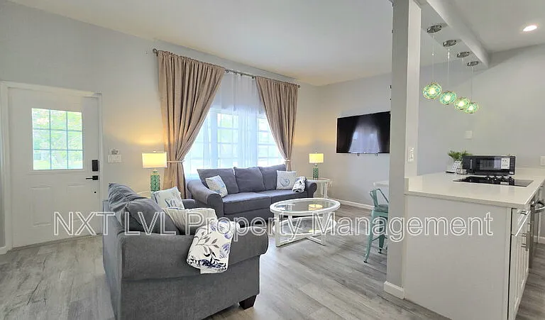 2348 Burton Ave — Photo 5