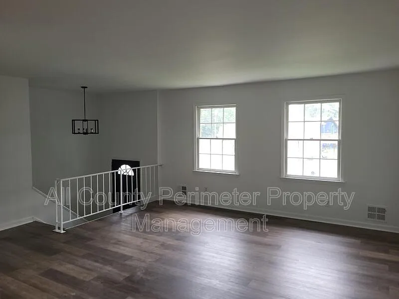 5 bed, 3.0 bath, 2212 sqft, $2,499 — Photo 2