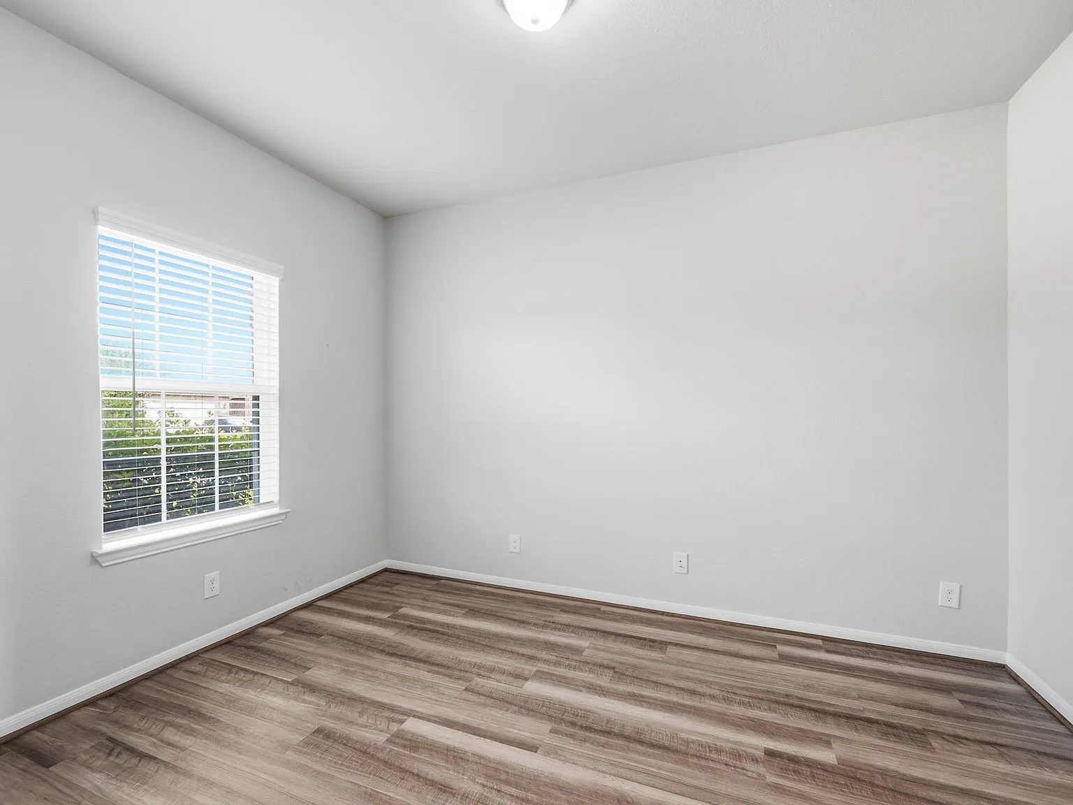4 bed, 2.5 bath, 2513 sqft, $3,000 — Photo 2
