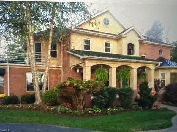 347 Lake Point Ln, Belews Creek, NC 27009