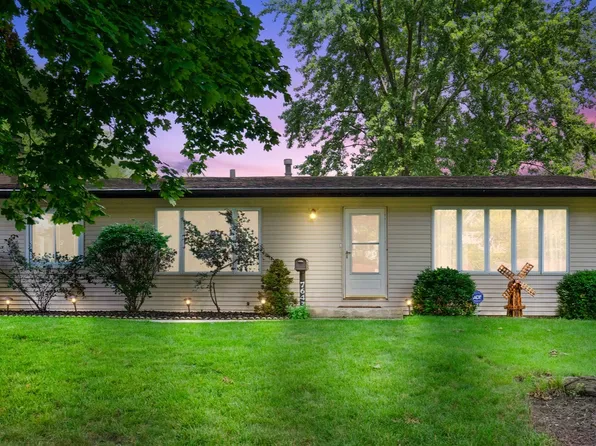 7643 Walnut Ave, Woodridge, IL 60517