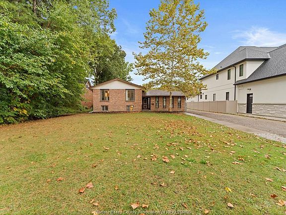 3rd image of 1222 Reaume Rd