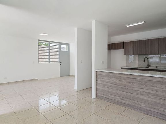 4th image of Urb Villa Carolina Calle 102 Blq #100-31