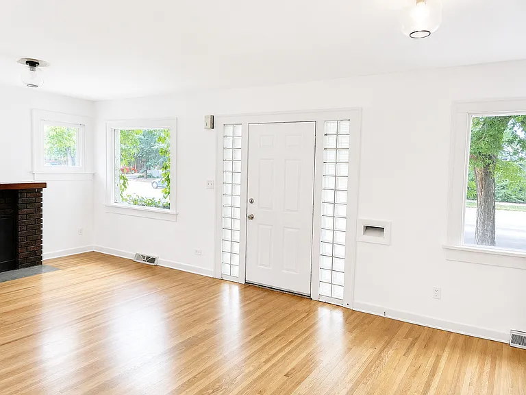 611 W Mulberry St — Photo 1