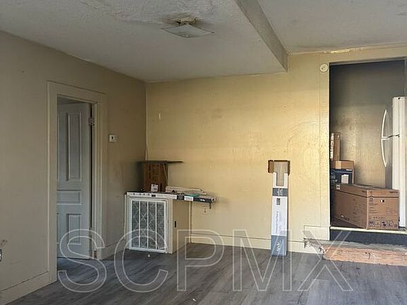 3rd image of 1529 Henley St
