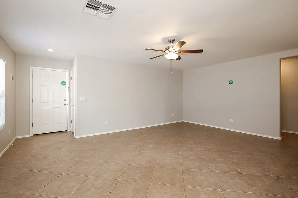 3 bed, 2.0 bath, 1261 sqft, $1,860 — Photo 3