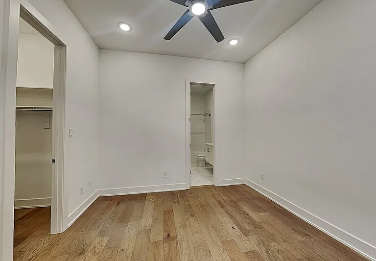 112 E Oscar Dr — Photo 2