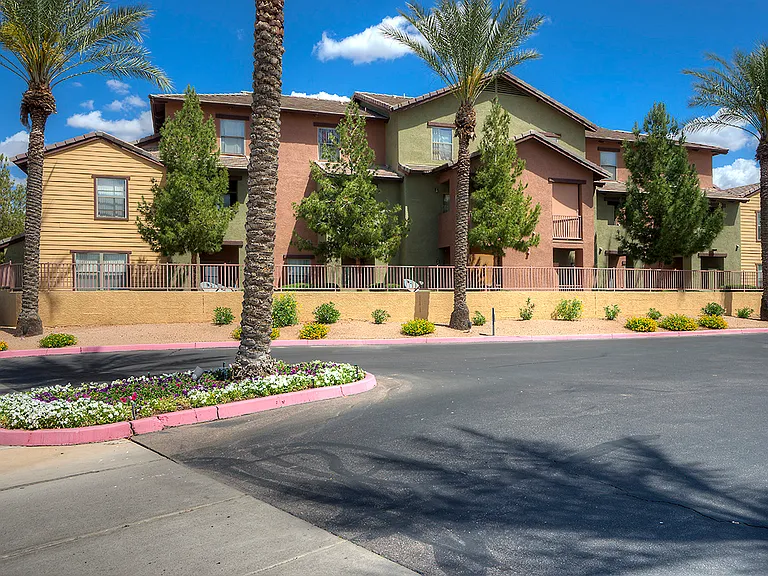 San Angelin Apartments — Photo 6