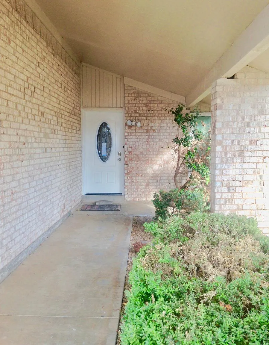 4 bed, 2020 sqft, $1,750 — Photo 1