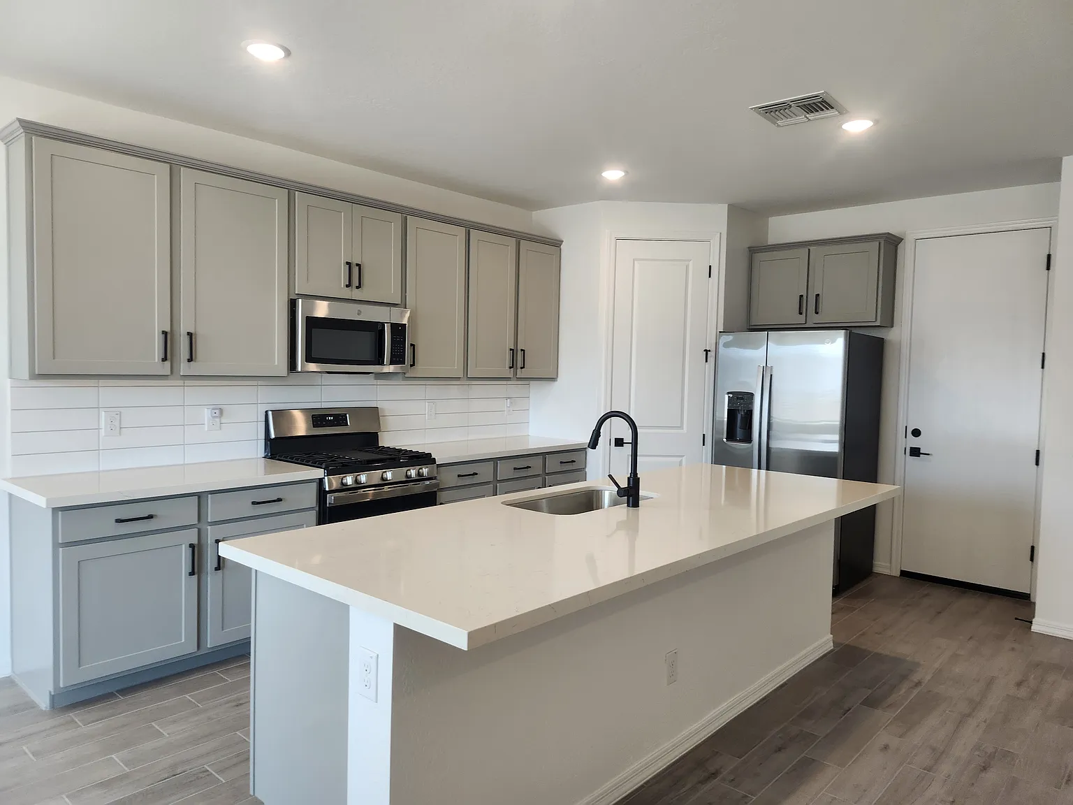 3 bed, 1579 sqft, $1,975 — Photo 2