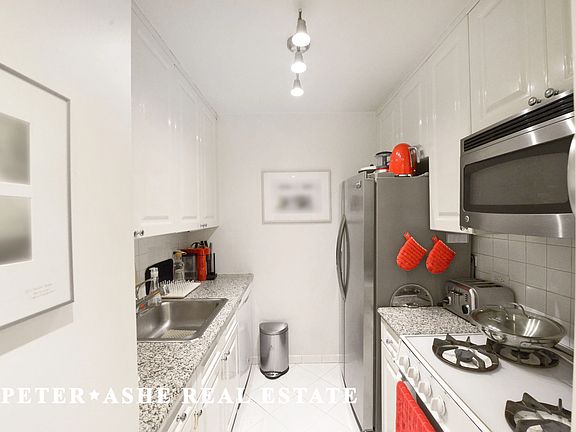 5th image of 220 E 65th St #15I