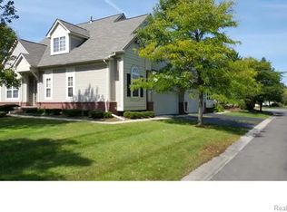 38211 Saratoga Cir, Farmington, MI 48331