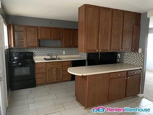 3rd image of 10724 Cambridge Ave