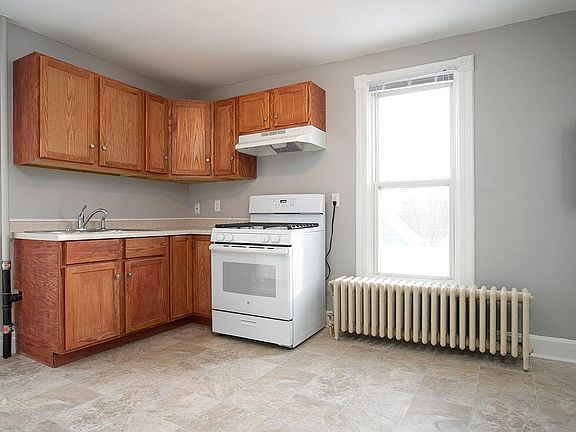 4th image of 1976 Hyacinth Ave E