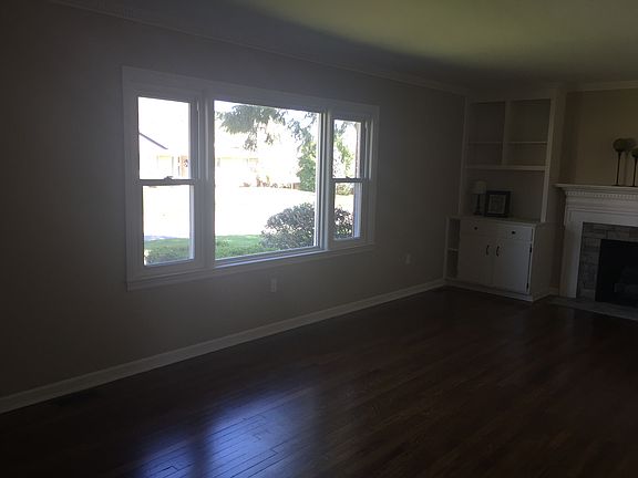 2nd image of 207 Pin Oak Dr