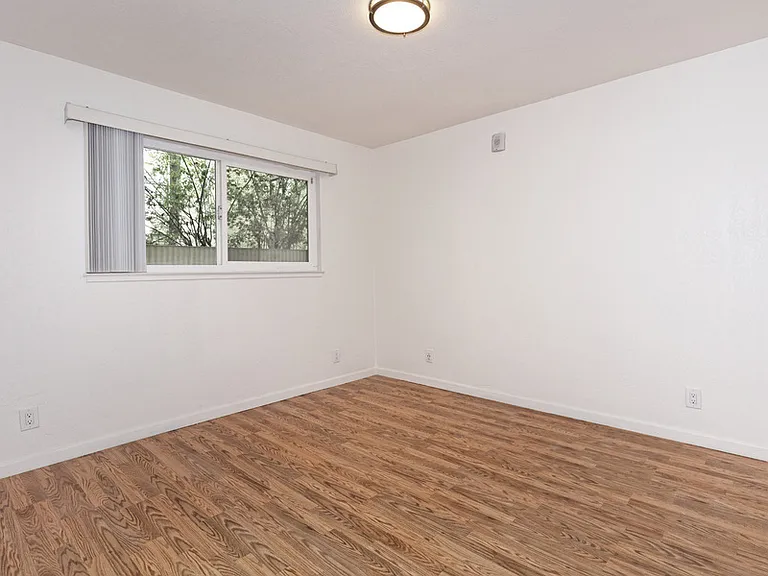 370 Staten Avenue — Photo 47
