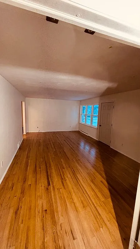 3 bed, 1.0 bath, 1200 sqft, $2,000 — Photo 3