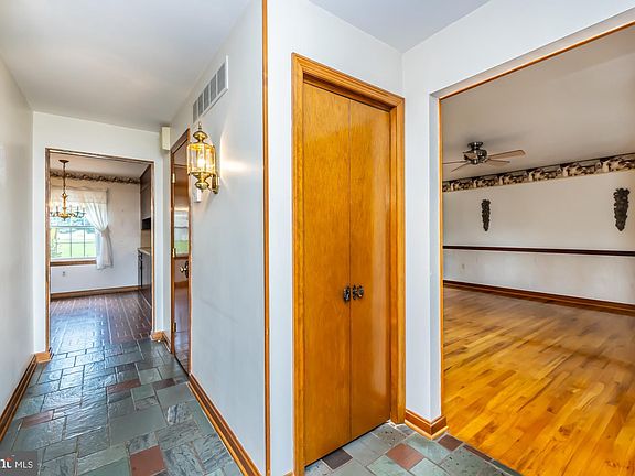 3rd image of 35 Lyons Ln