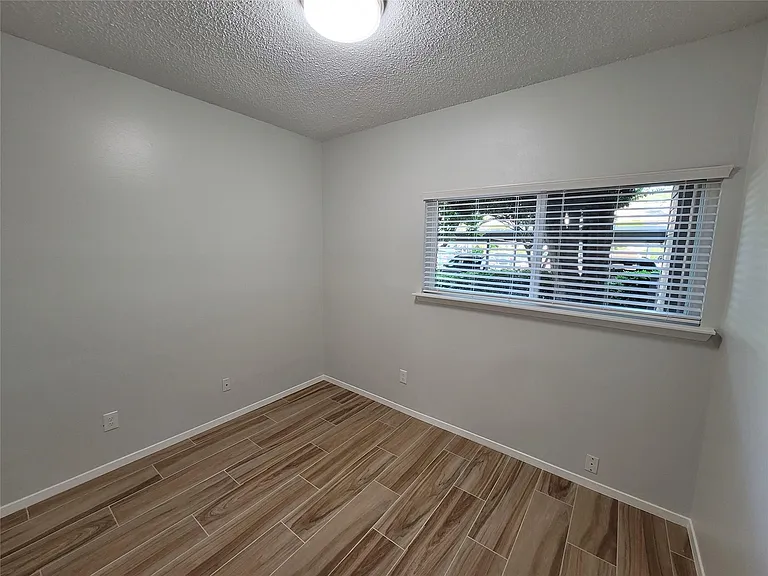 7055 N Holiday Dr — Photo 7
