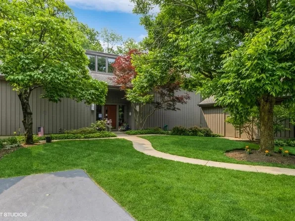 729 Old Barn Rd APT C, Lake Barrington, IL 60010