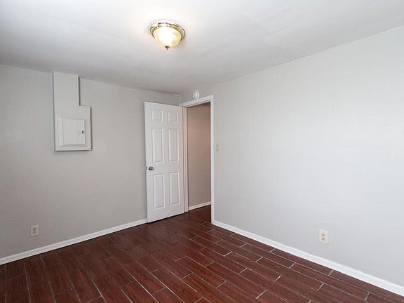 3rd image of 2533 N Tacoma Ave
