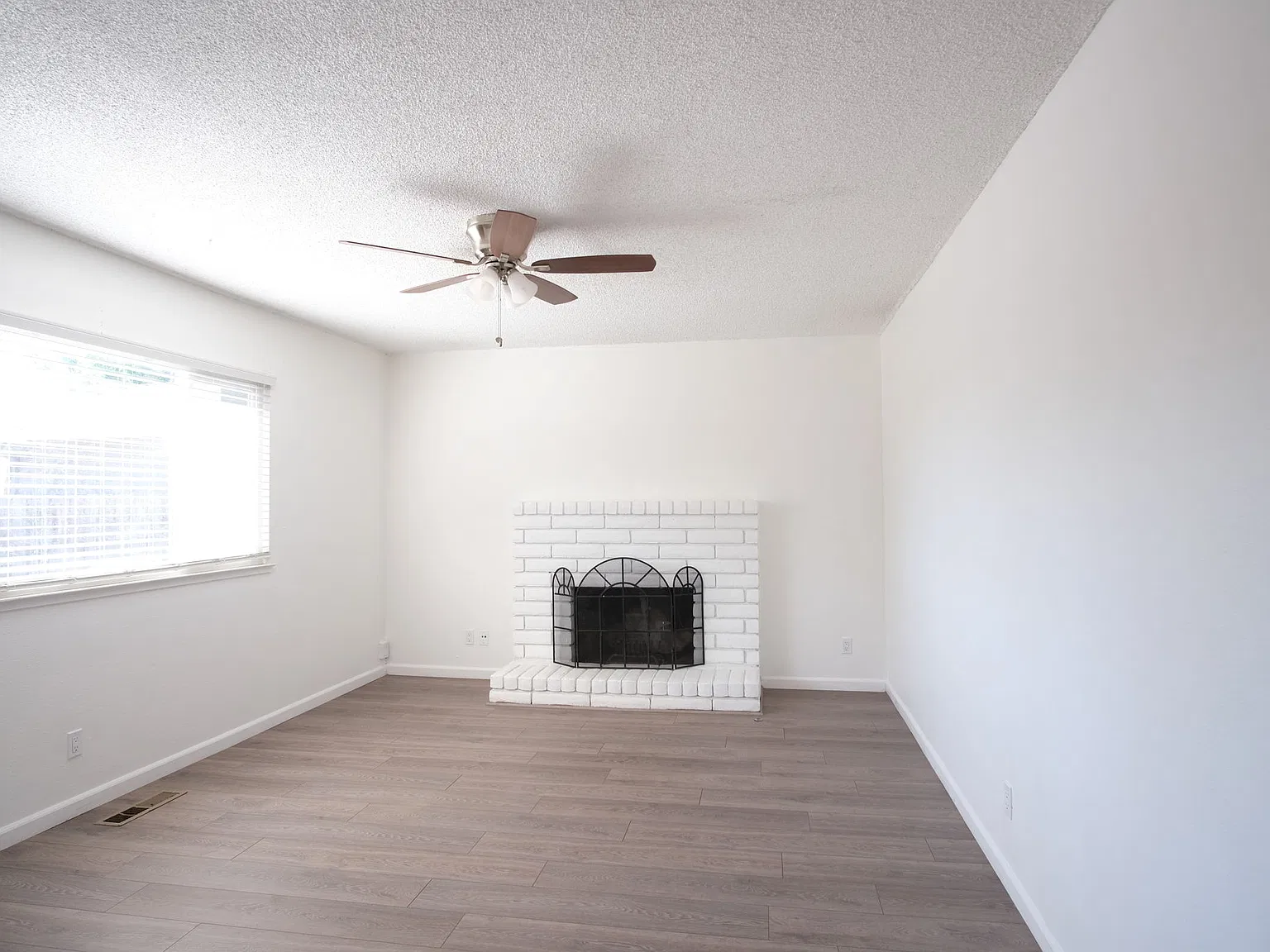 3 bed, 1366 sqft, $2,300 — Photo 3