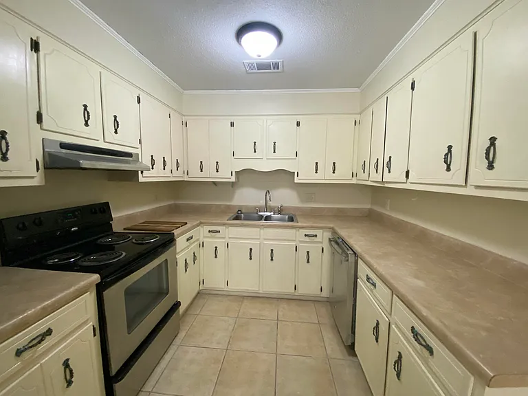 4532 Hillside Dr — Photo 3