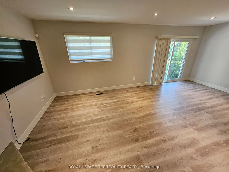 2067 Obeck Cres — Photo 30
