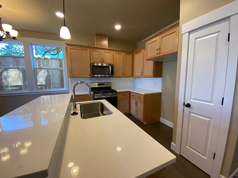 9126 N Seward Ave — Photo 12