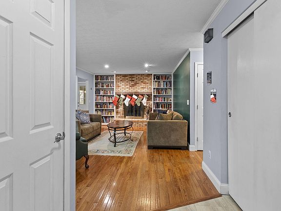 5th image of 7680 Foxboro Ln
