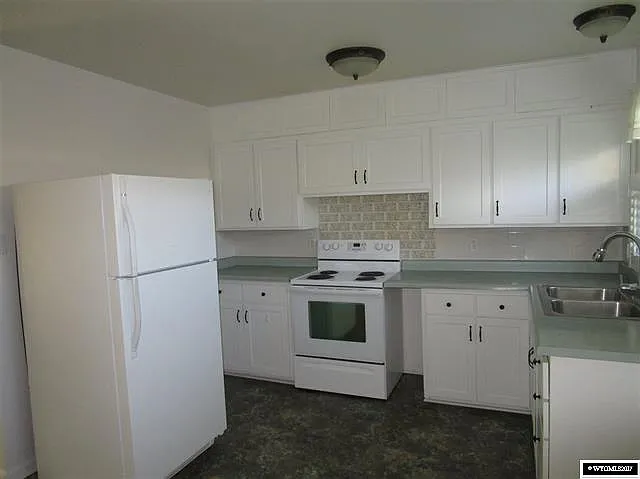 2721 Navarre Rd — Photo 3