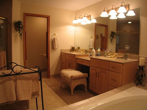 Whirlpool & Shower in MBR