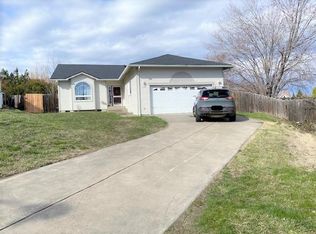 325 Blackberry Ct, Talent, OR 97540