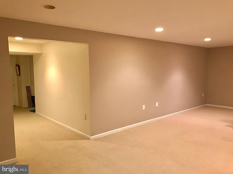 18400 Lanier Island Sq — Photo 35
