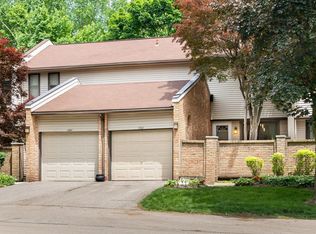 1062 E Willow Grove Ct, Rochester, MI 48307