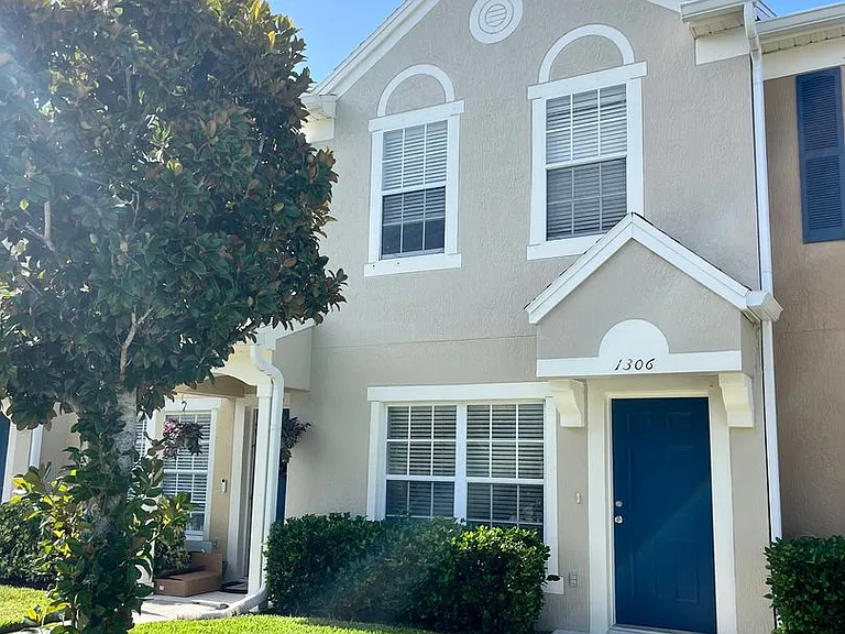 1306 Hampton Park Ln — Photo 1